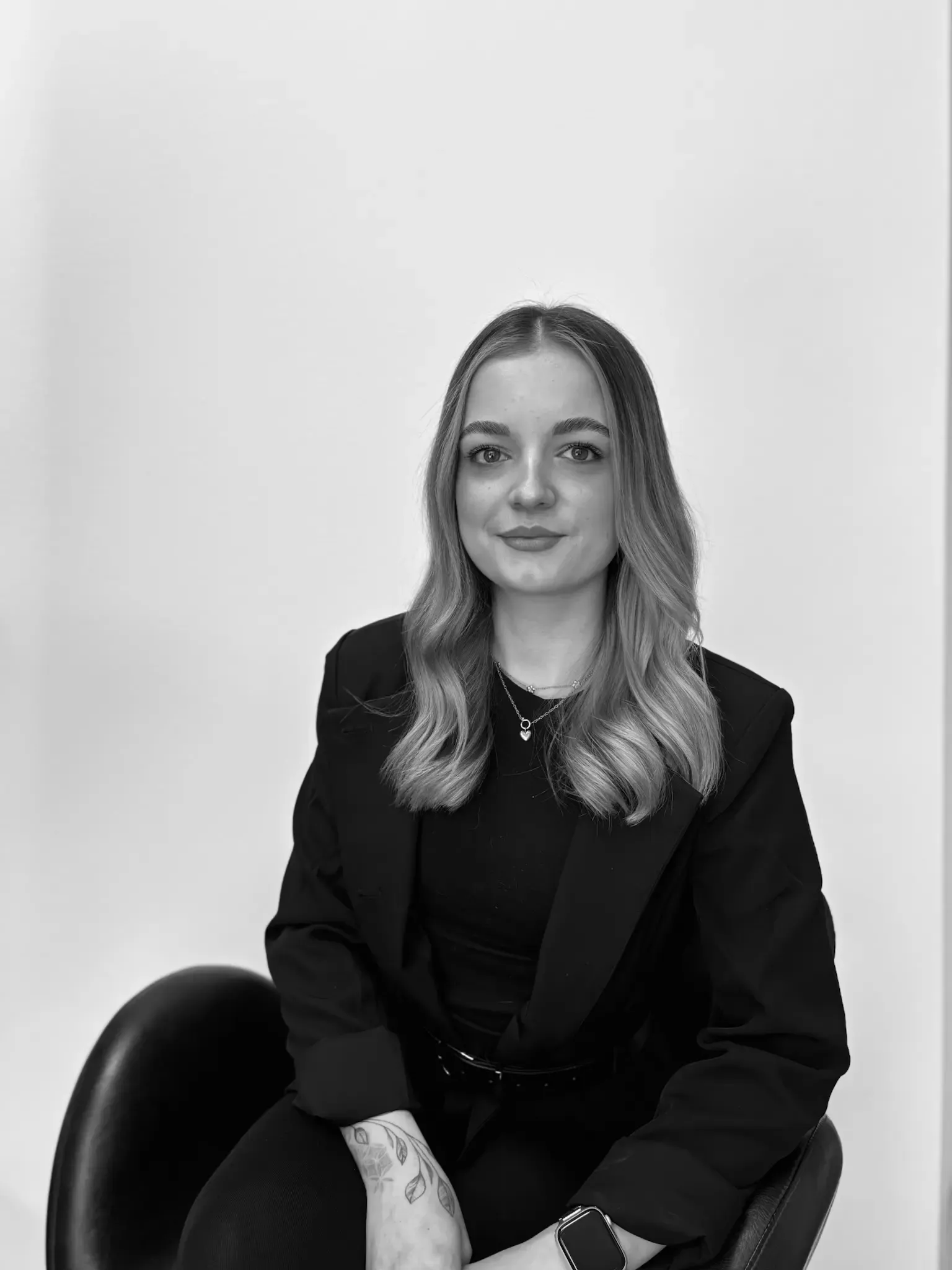 Porträt von Larissa, Stylistin im Chic & Chill Team.